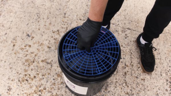 Car cleaning bucket and grit guard